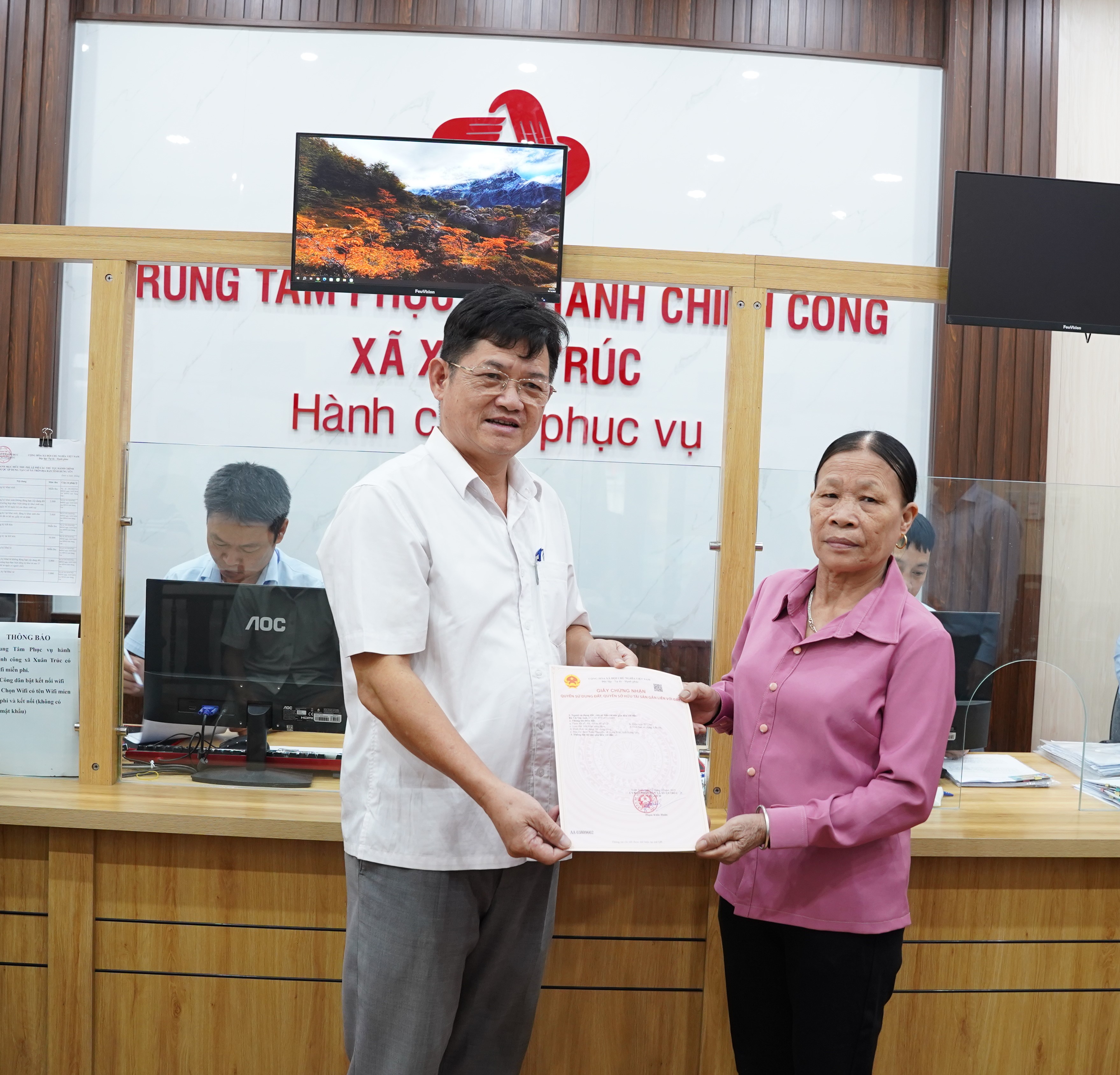 Xã Xuân Trúc trao giấy chứng nhận quyền sử dụng đất đầu tiên sau sáp nhập, bước chuyển mình mạnh mẽ trong cải cách hành chính và chuyển đổi số