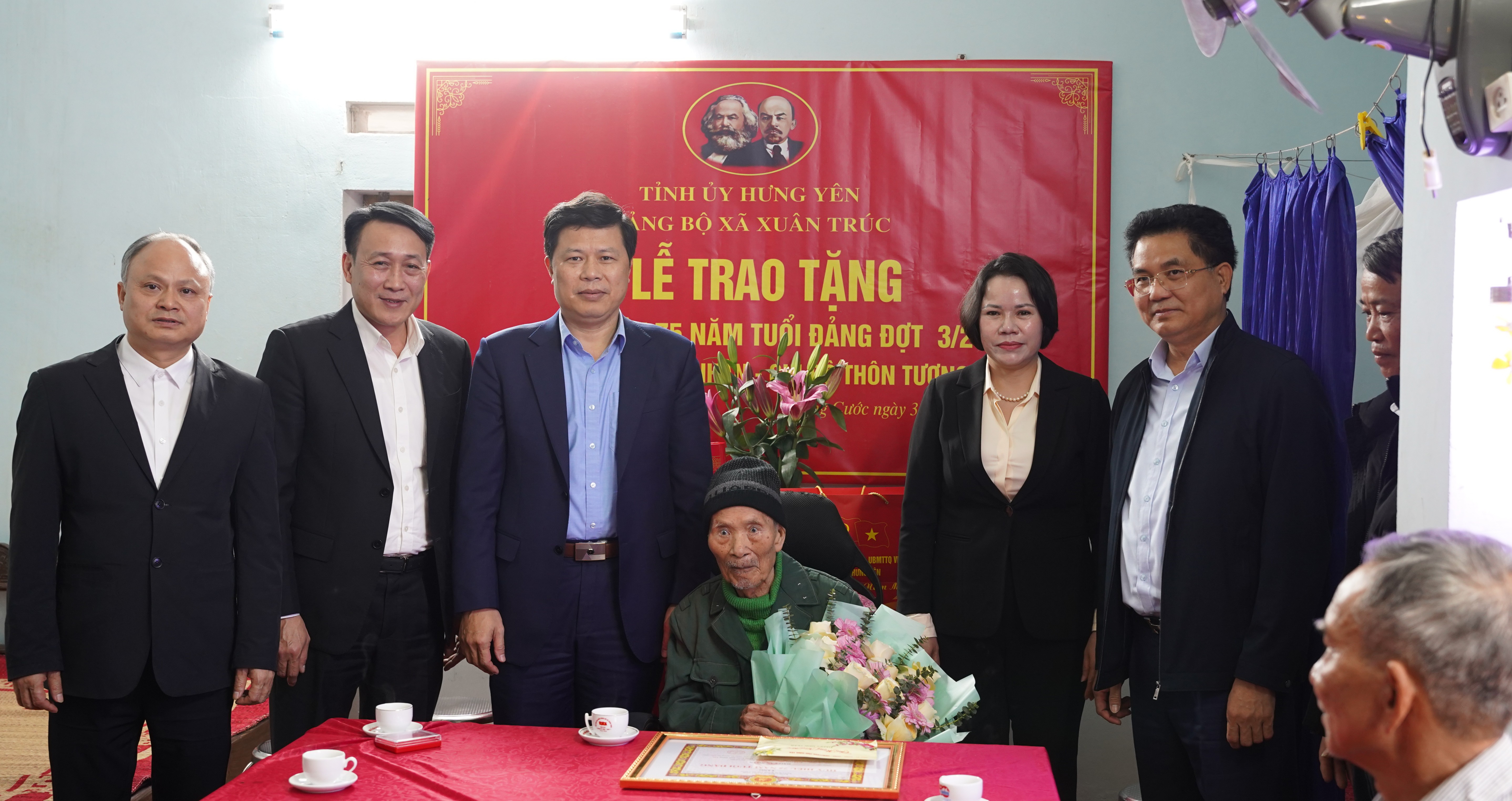Đồng chí Trần Quốc Toản, Phó Bí thư Thường trực Tỉnh ủy, Chủ tịch Ủy ban MTTQ Việt Nam tỉnh trao Huy hiệu Đảng và tặng quà Tết