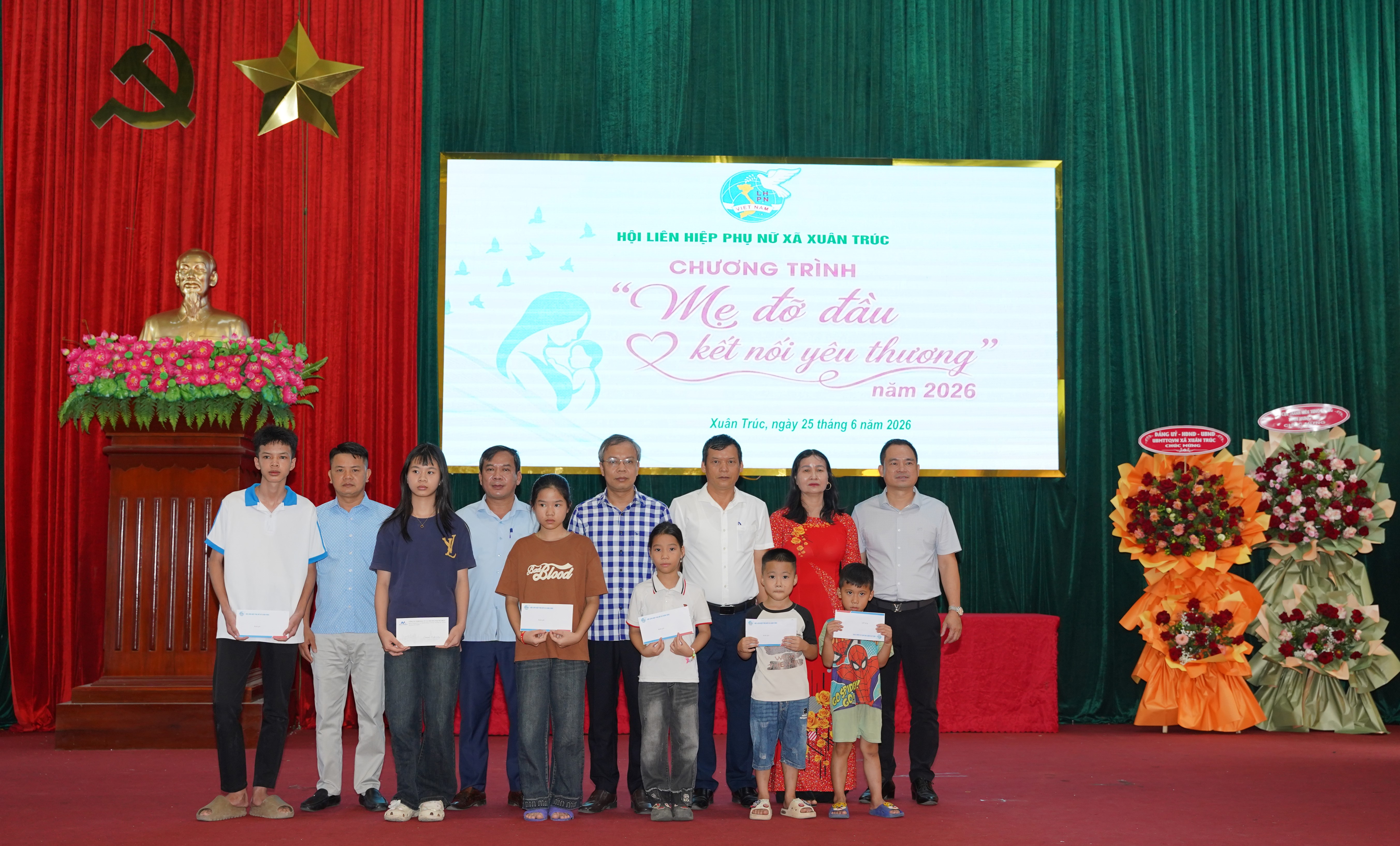 HỘI LHPN XÃ XUÂN TRÚC TRAO KINH PHÍ ĐỠ ĐẦU TRẺ EM MỒ CÔI CÓ HOÀN CẢNH KHÓ KHĂN; SƠ KẾT CÔNG TÁC HỘI 6 THÁNG ĐẦU NĂM 2026