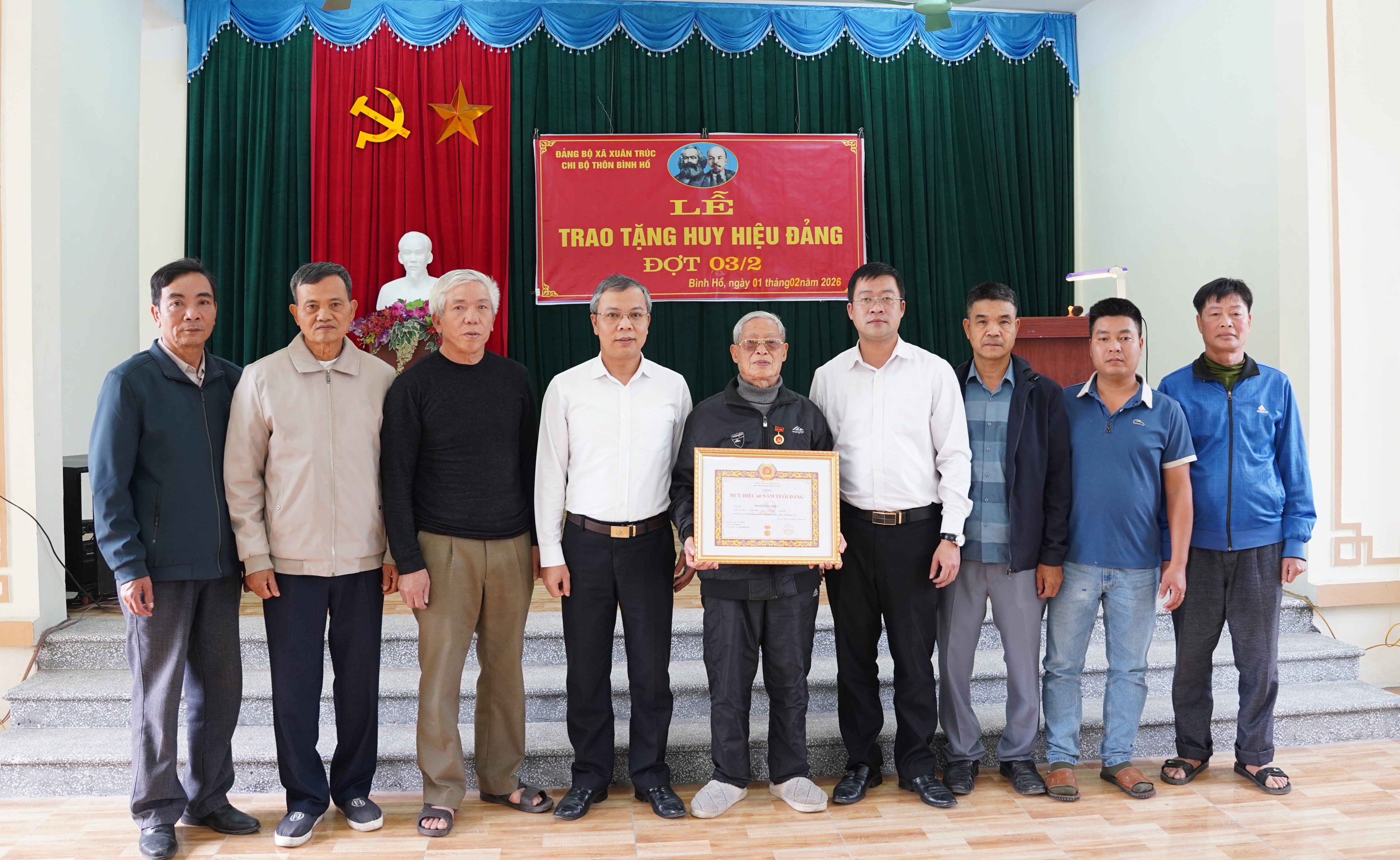 Lãnh đạo xã Xuân Trúc trao tặng Huy hiệu Đảng đợt 3/2