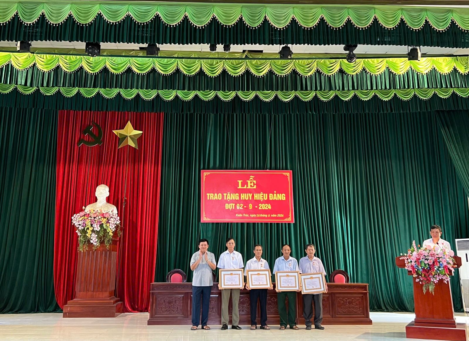 Lễ trao huy hiệu Đảng đợt 2/9 cho các đồng chí Đảng viên 65 năm, 55 năm, 50 năm, 45 năm, 40 năm và 30 năm tuổi Đảng