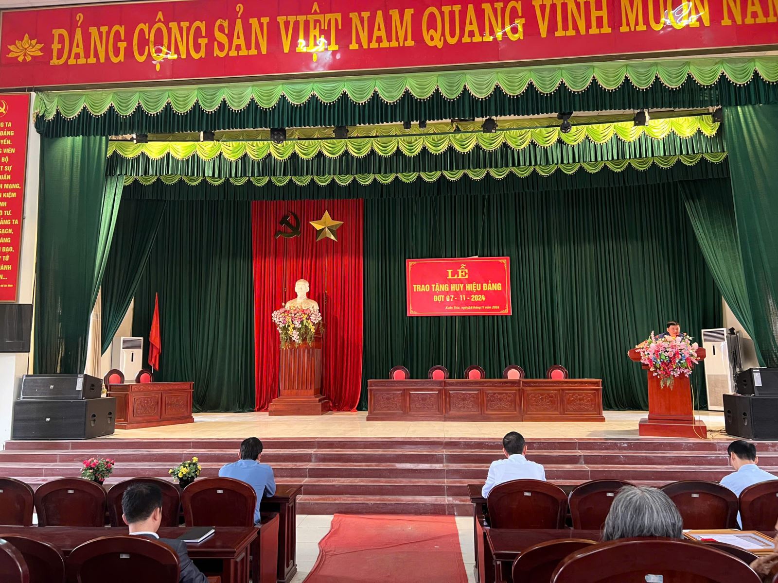 Lễ trao huy hiệu Đảng đợt 7/11 cho các đồng chí Đảng viên 60 năm, 55 năm, 50 năm, 45 năm và 30 năm tuổi Đảng